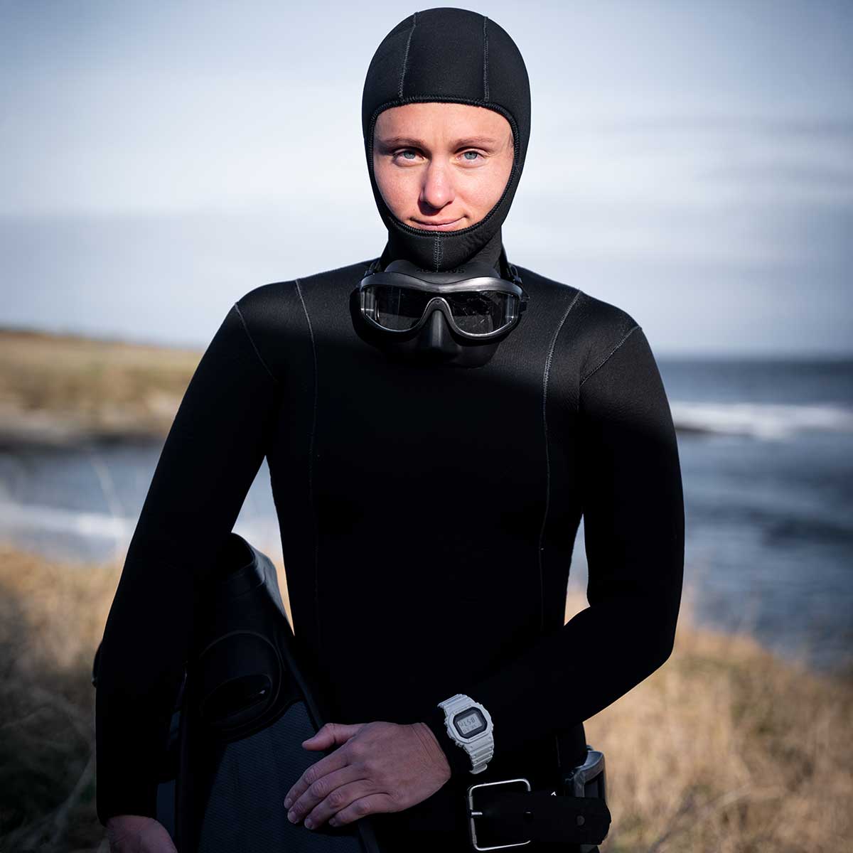 Christina Gindl schaut im Neoprenanzug in die Kamera.