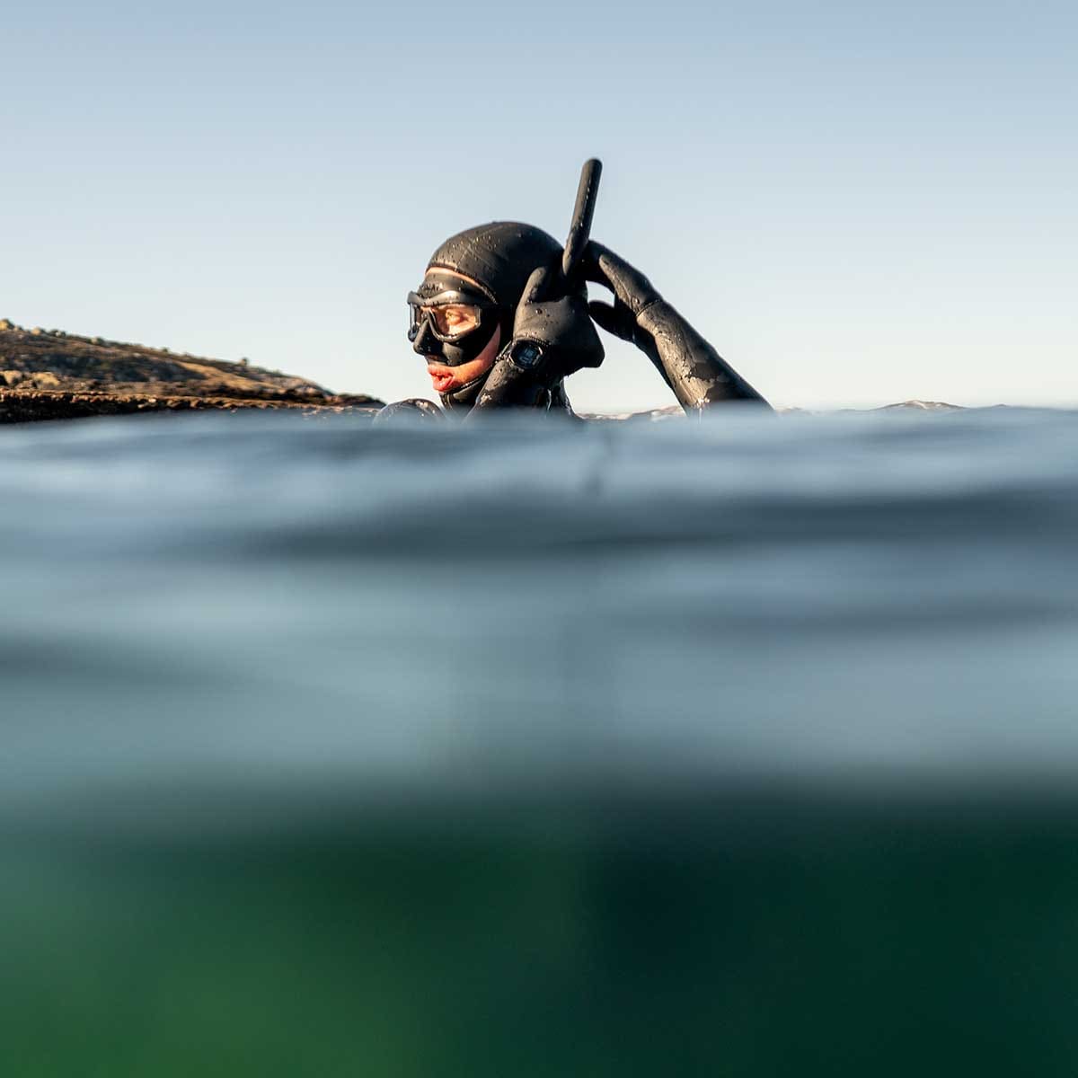 Lena Kemna korrigiert ihren Schnorchel im Wasser.