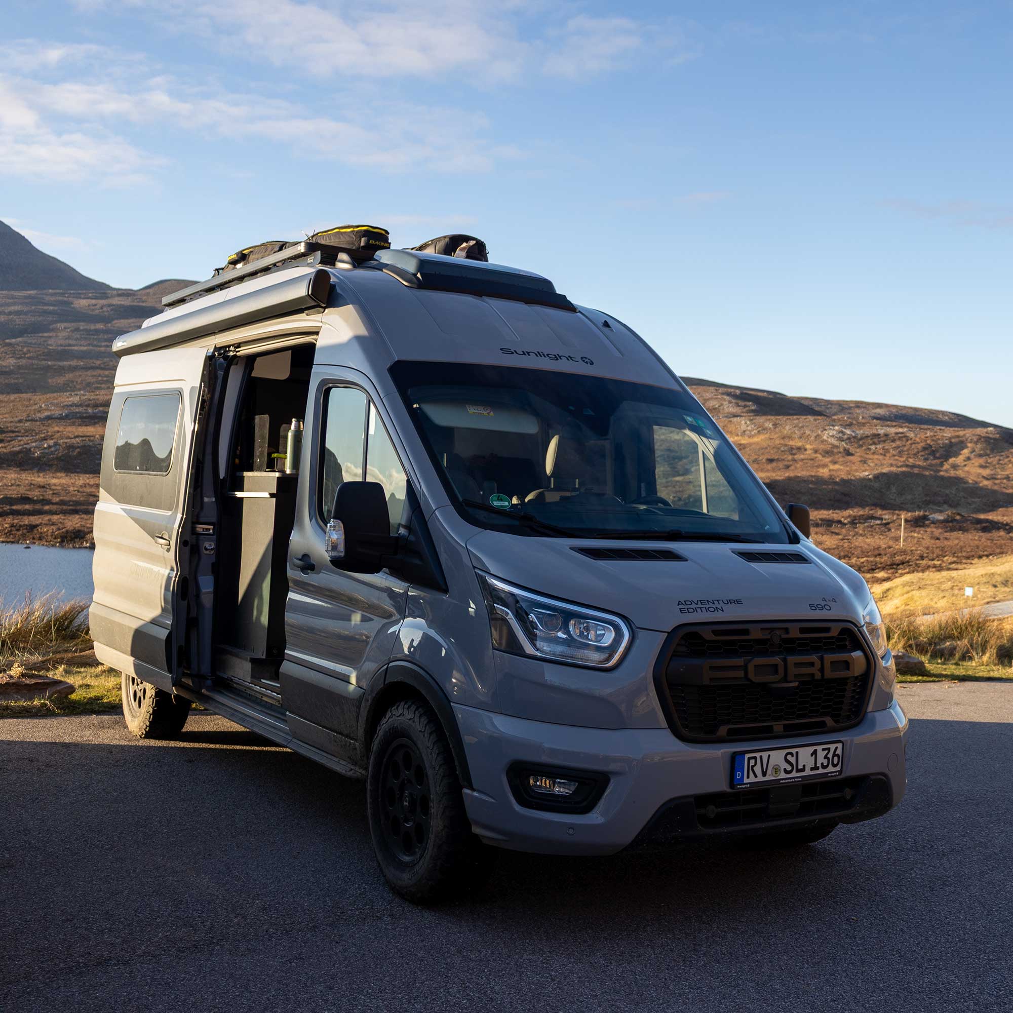 Der graue Cliff Sunlight 4x4 Camper-Van vor einer Berglandschaft