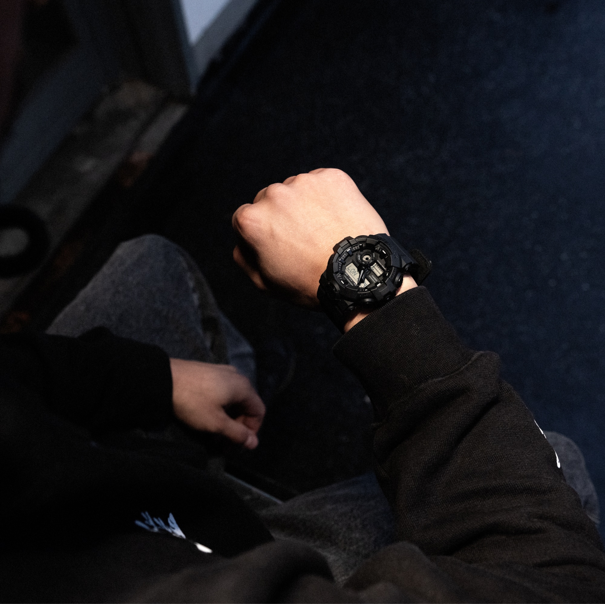 Die GA-700BCE der Utility Black Series in schwarz am Handgelenk.