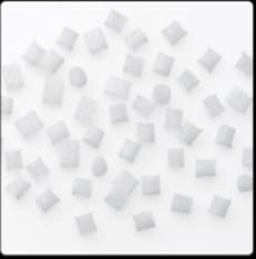 Detailansicht glasfaser-verstärkter Kunststoff-Pellets in weiß