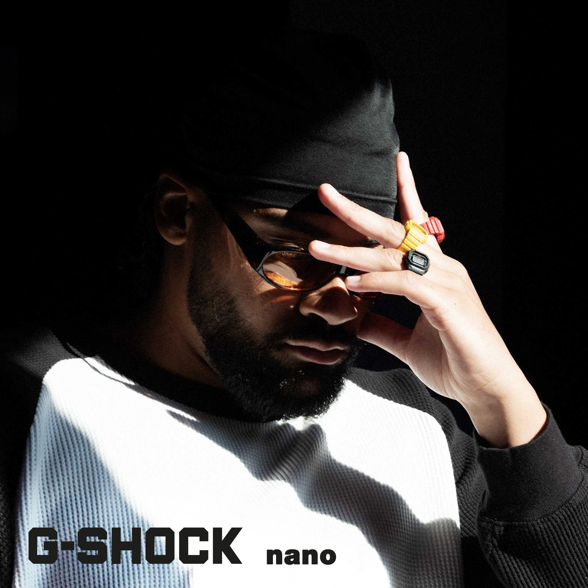 Un hombre mira hacia abajo y se protege los ojos del sol. Lleva puesto el reloj G-SHOCK Nano-Ring DWN-5600.