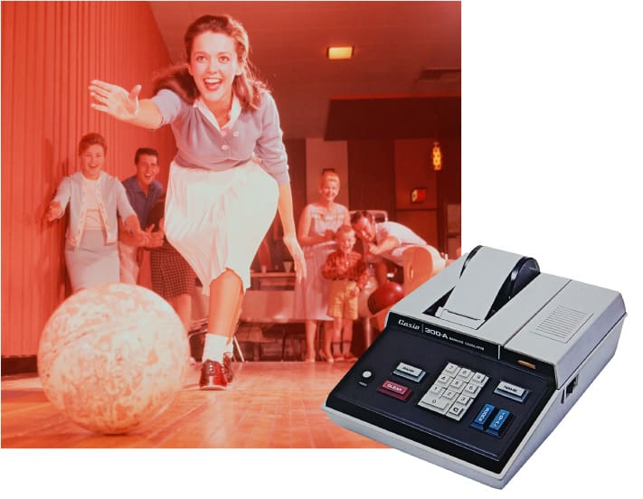 Una mujer lanza una bola de bolos a la pista, en primer plano se ve la calculadora con impresora de CASIO.