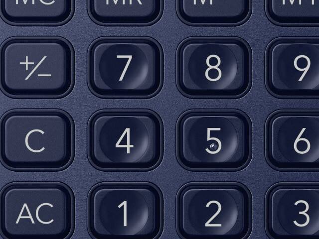 Teclas azul oscuro de una calculadora de sobremesa CASIO en un estuche azul oscuro