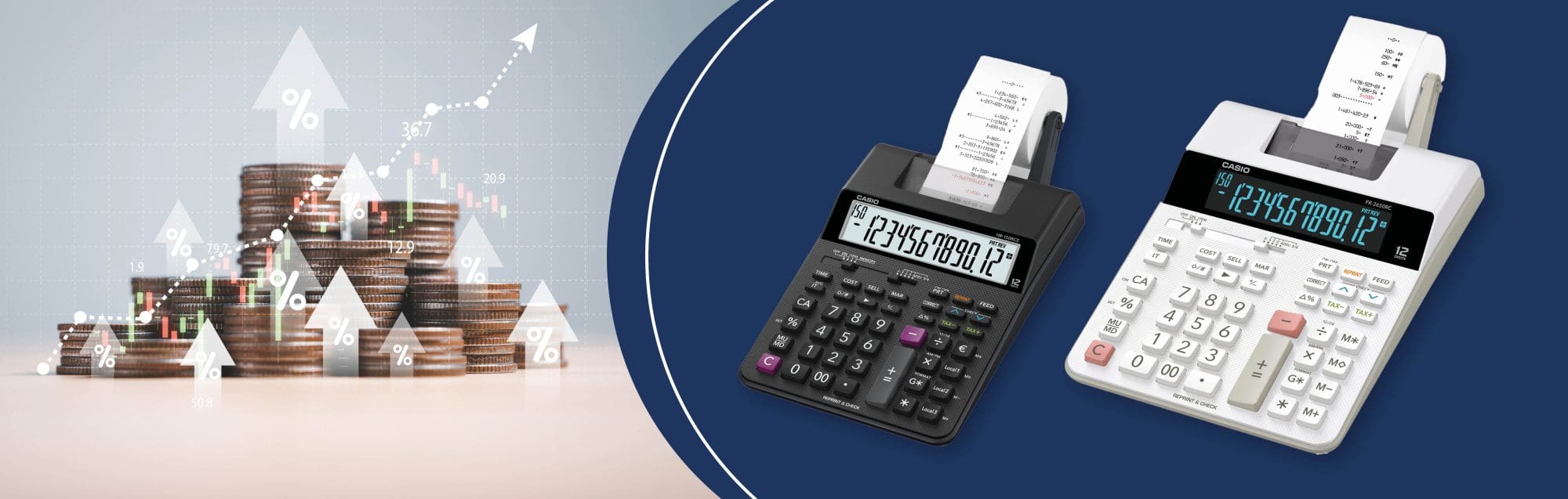 Dos calculadoras de impresión de CASIO en primer plano, con monedas apiladas junto a ellas.