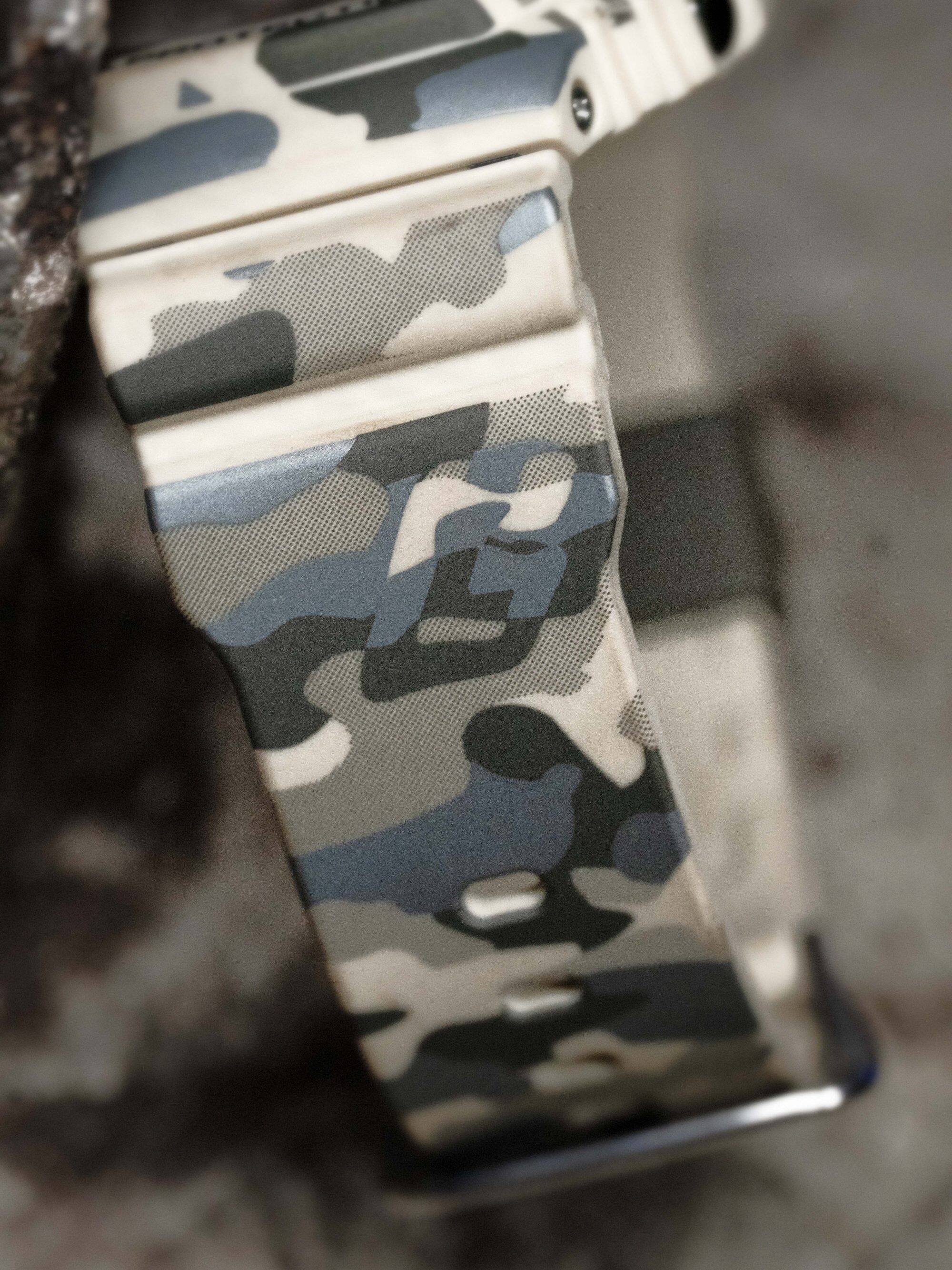 Detalle de la correa del G-Shock GA-2100CM-5A y su patrón de camuflaje con una G