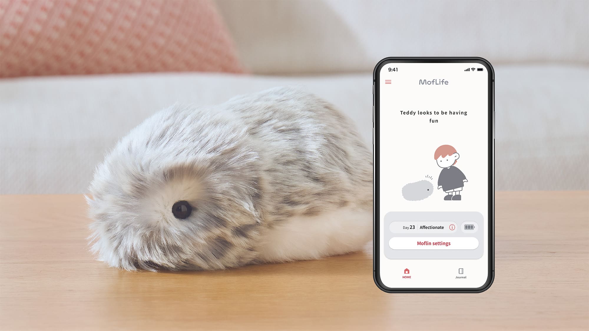 El peluche Moflin junto a una pantalla de smartphone que muestra la aplicación correspondiente. La imagen enlaza con la página temática estadounidense.