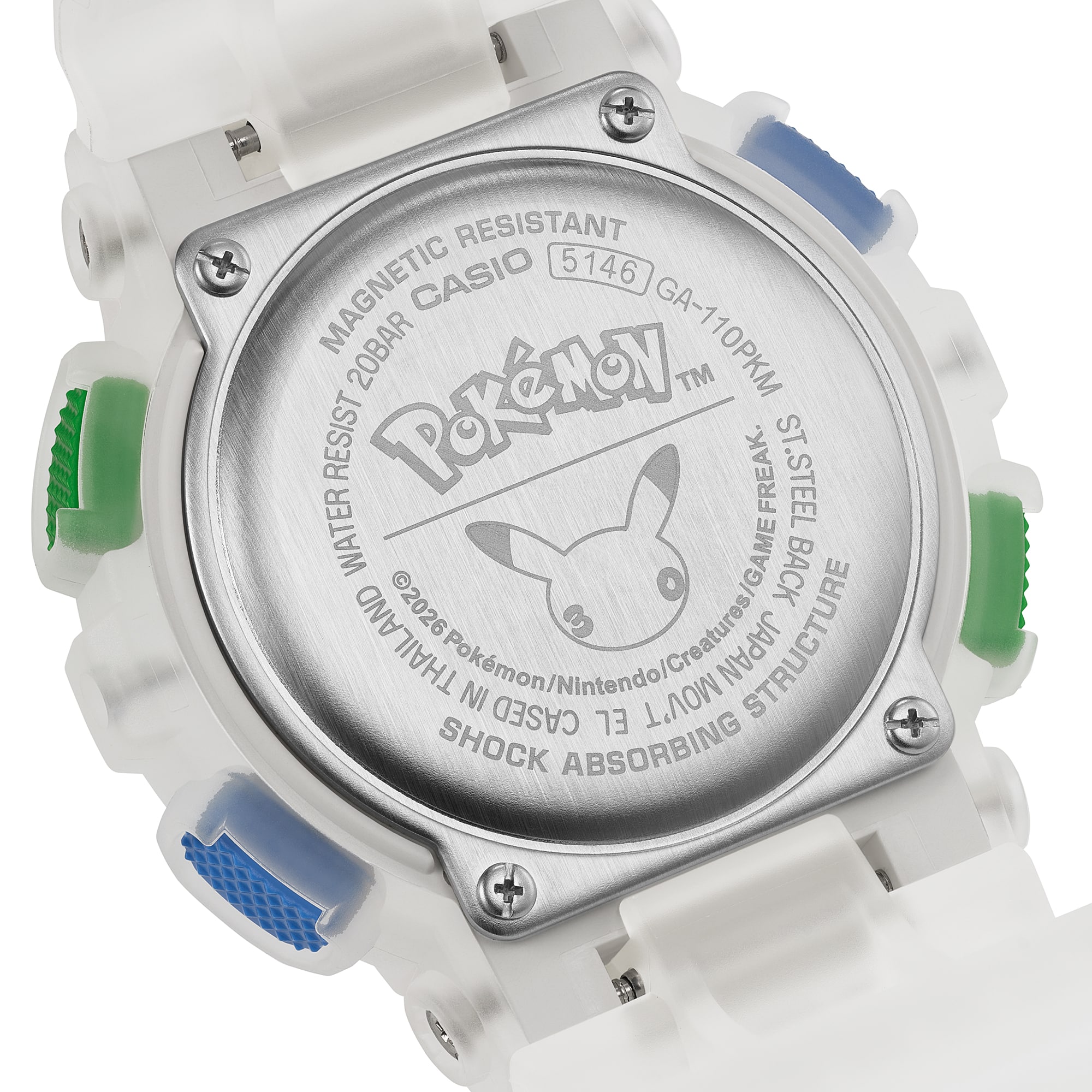 La parte trasera del Casio G-Shock GA-110PKM-7A con el logotipo de Pokémon y Pikachu