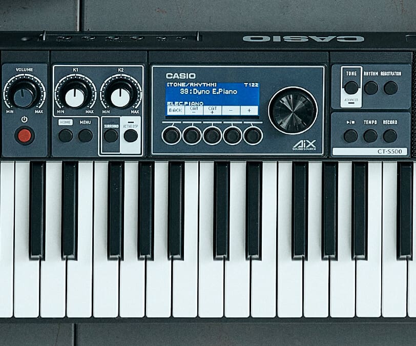 Primer plano desde arriba del teclado y el panel de control del piano digital Casiotone CT-S500 de Casio
