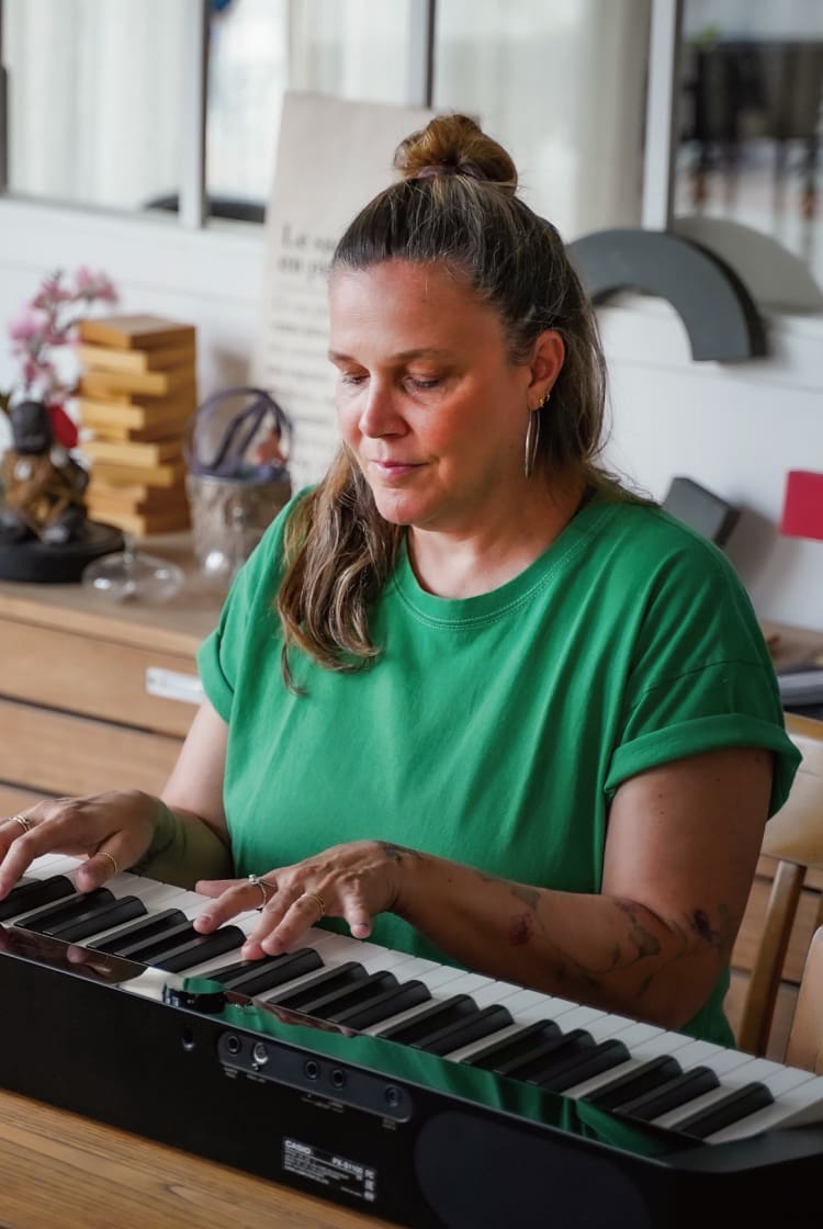 Irène Cohen toca su teclado CASIO negro en la cocina.