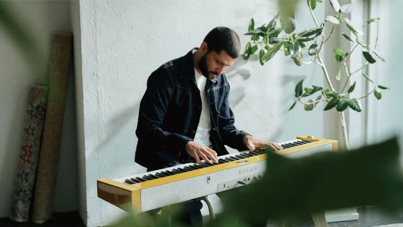 Kiefer toca en su Privia PX-S7000HM.