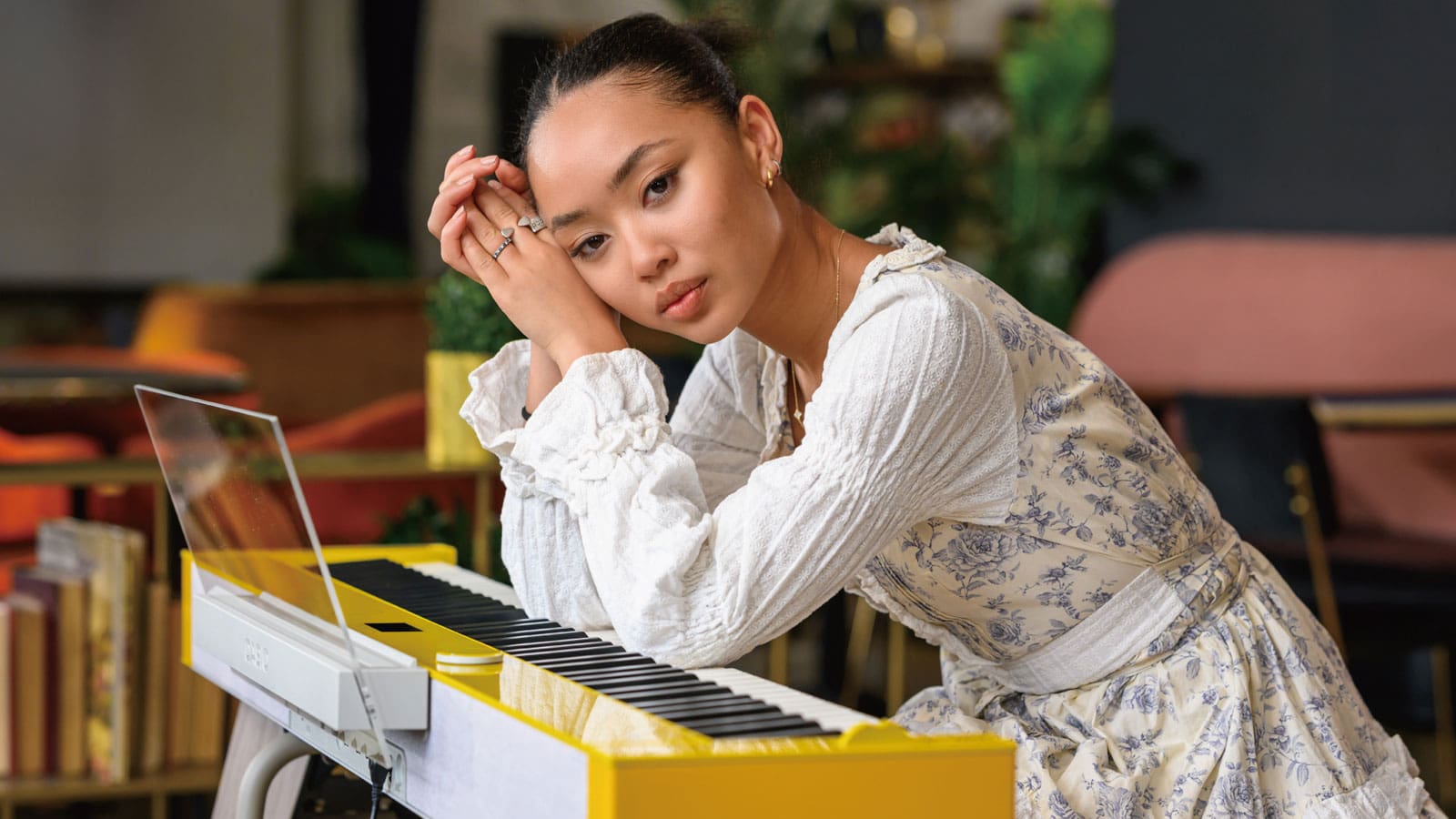 Griff sentada ante su piano digital Privia PX-S7000. La imagen enlaza con la página de Griff en Privia Magazine Voices.