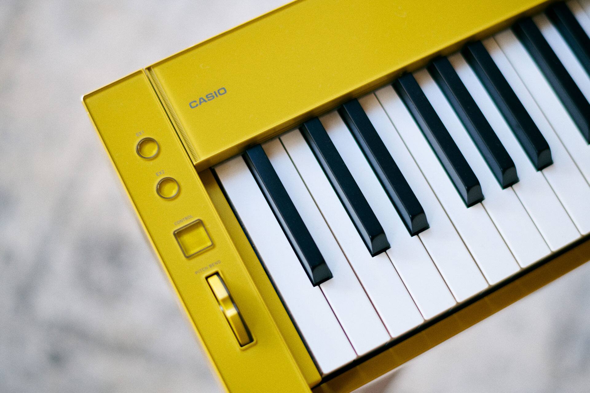 Primer plano del Privia PX-S7000 de color amarillo mostaza.