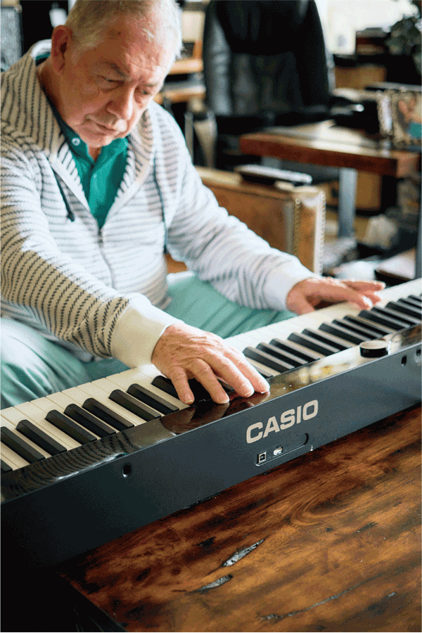 El presidente de la Cámara de Comercio Americana, Holmes Stoner, toca su piano Privia negro. La imagen enlaza con su página Life with Privia.