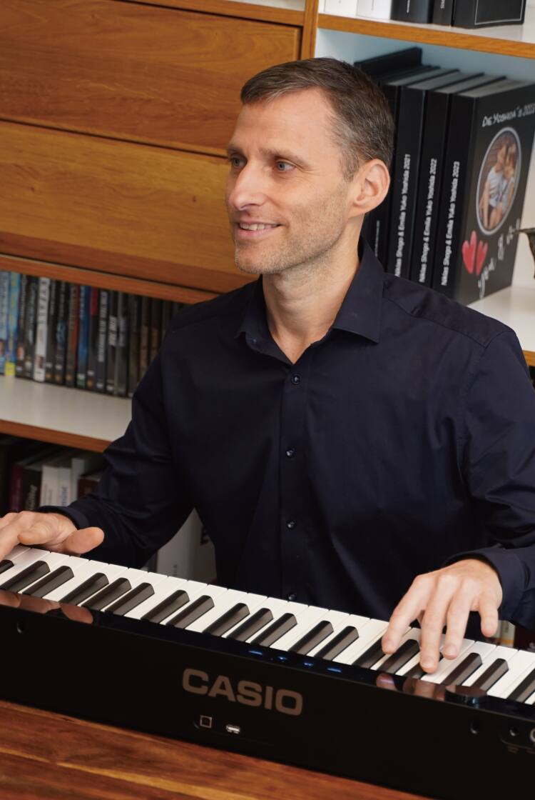 Thomas Yoshida toca su piano digital Privia negro. La imagen enlaza con tu página «Vivir con Privia».