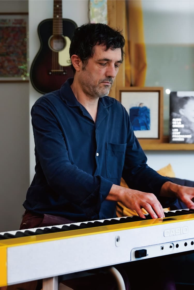 El compositor e ilustrador parisino Albin de la Simone con su Privia amarillo. La imagen enlaza con su página «Life with Privia».