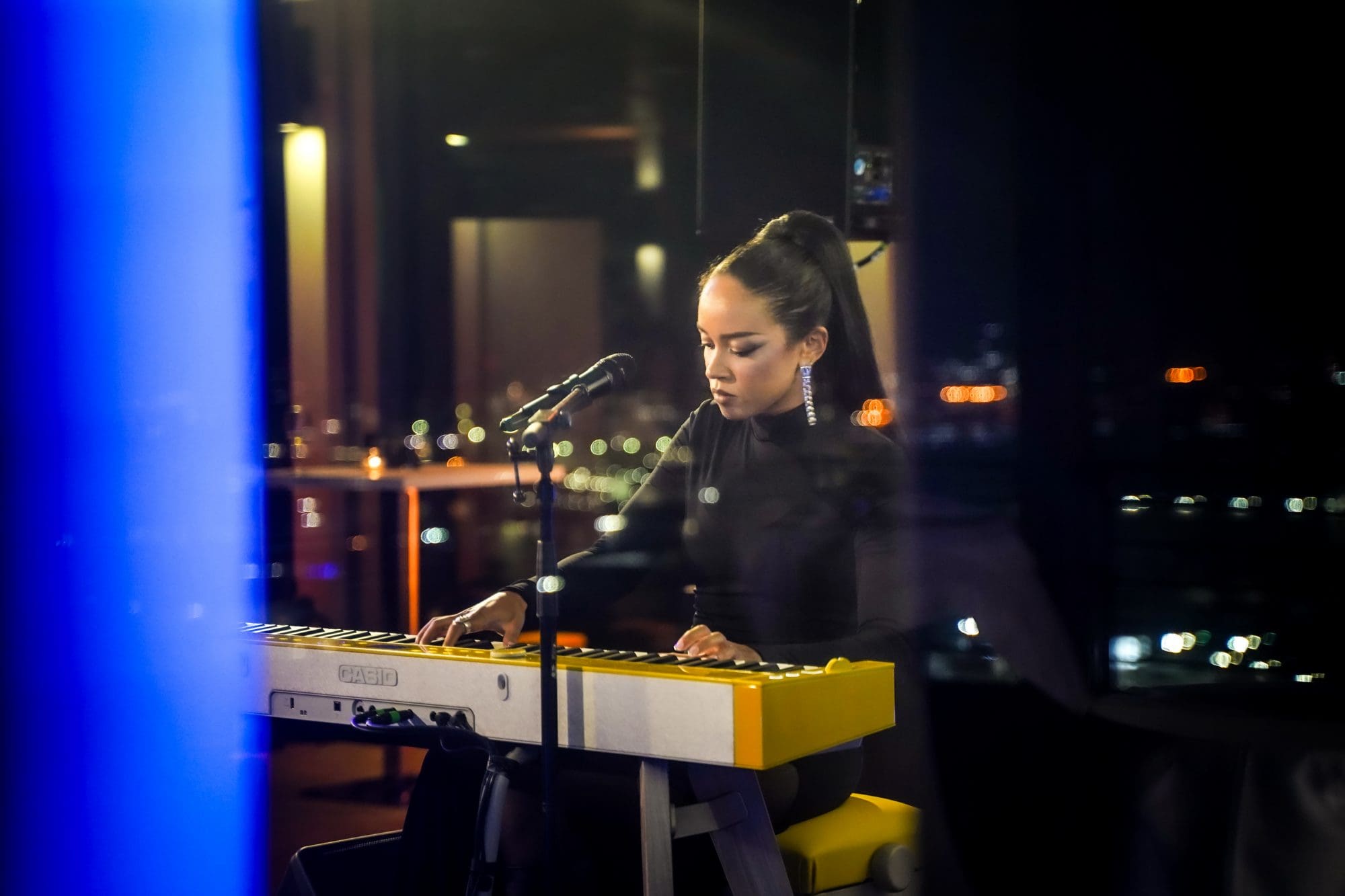 Imelda Gabs toca un instrumento musical Casio
