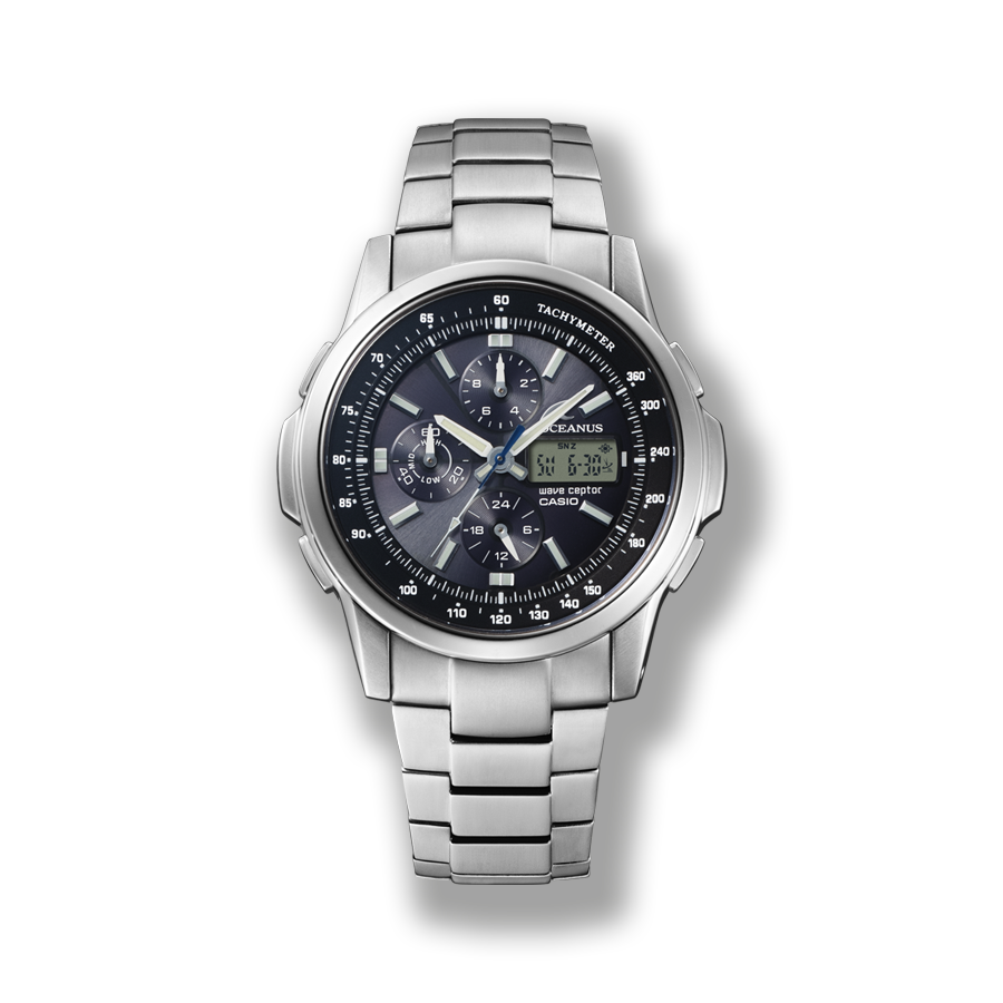 El reloj de pulsera OCW-500 (OCEANUS) con correa plateada, cronógrafo negro e índices blancos en la pantalla.