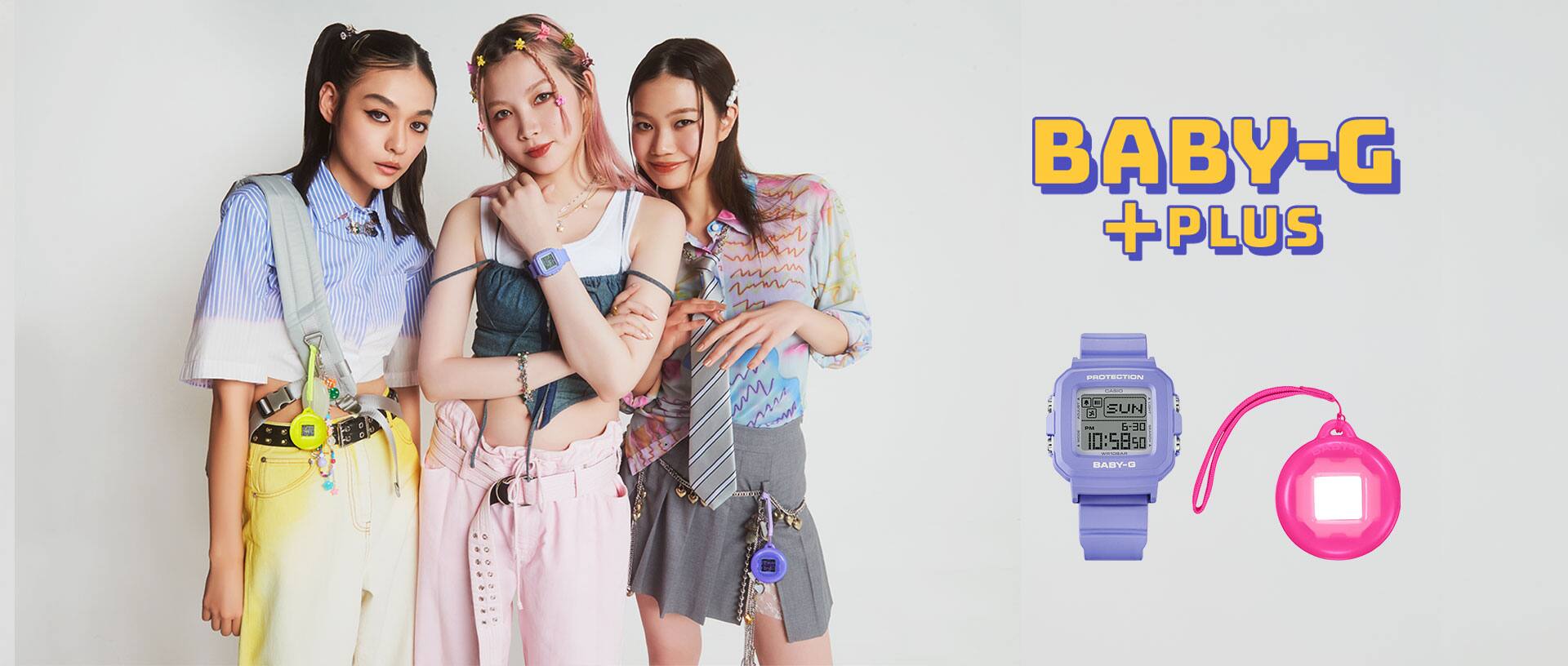 Tres chicas de la izquierda, vestidas con ropa escolar a la última moda, llevan el BABY-G BGD-10K en la muñeca o en la funda incluida en la cintura del pantalón.
