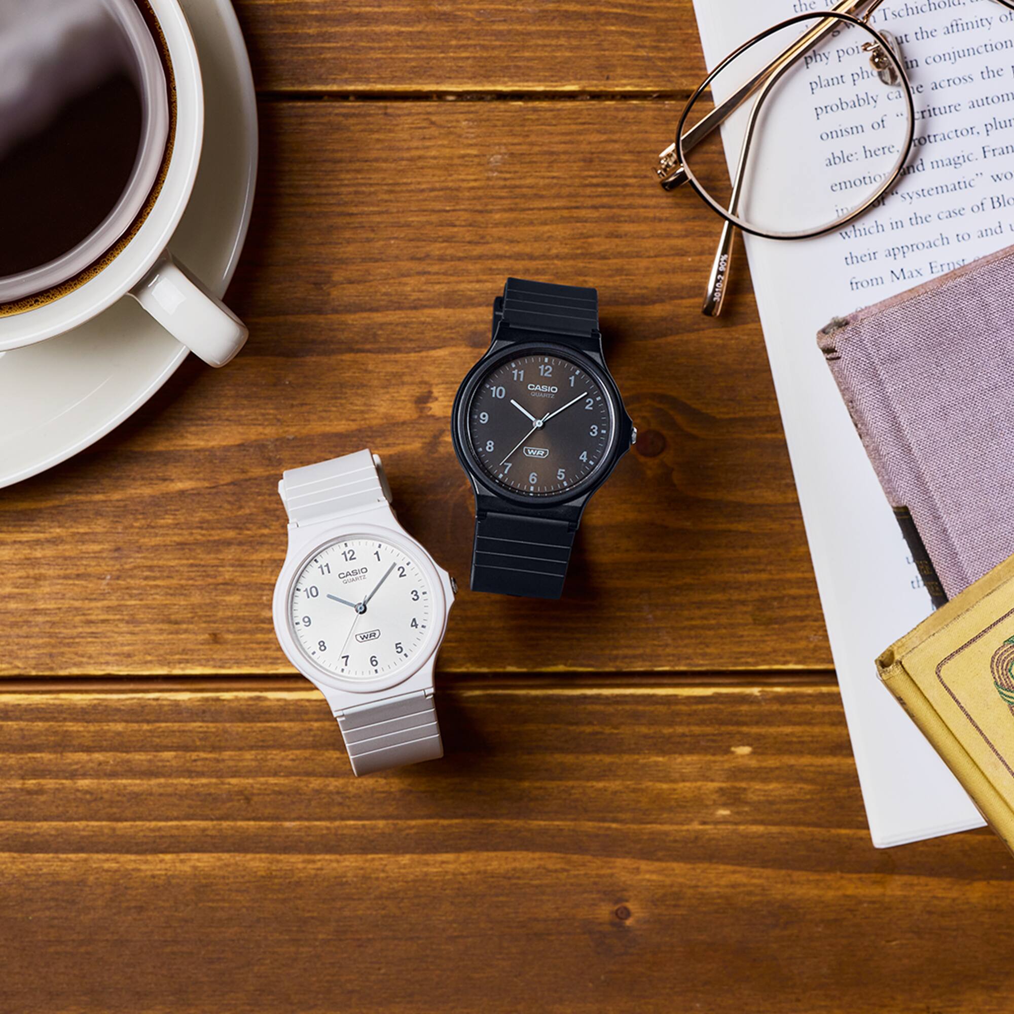 Dos mq-24b-1b están junto a unas gafas sobre una mesa. 