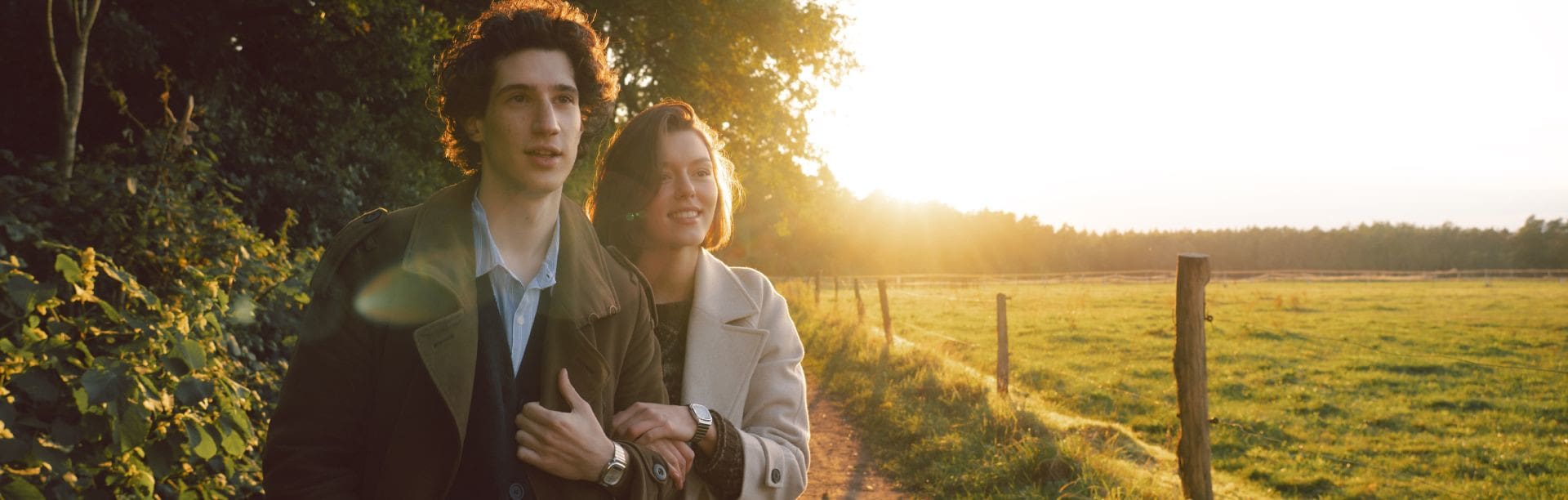 Una pareja paseando por el campo, llevando relojes de pulsera de la colección Edgy: AQ-240E-7A y AQ-240EG-9A