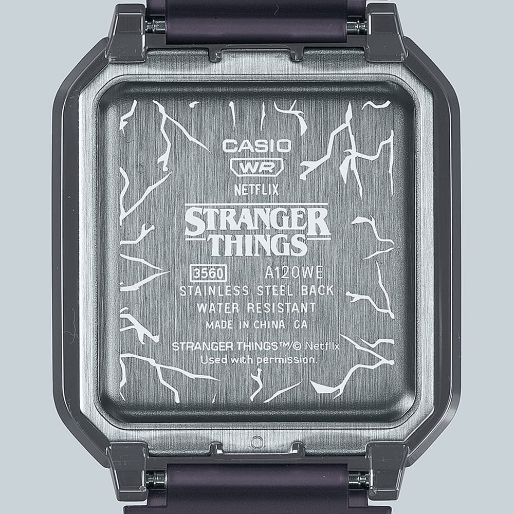Reverso del reloj A120WEST-1A: grabado del logotipo de Stranger Things