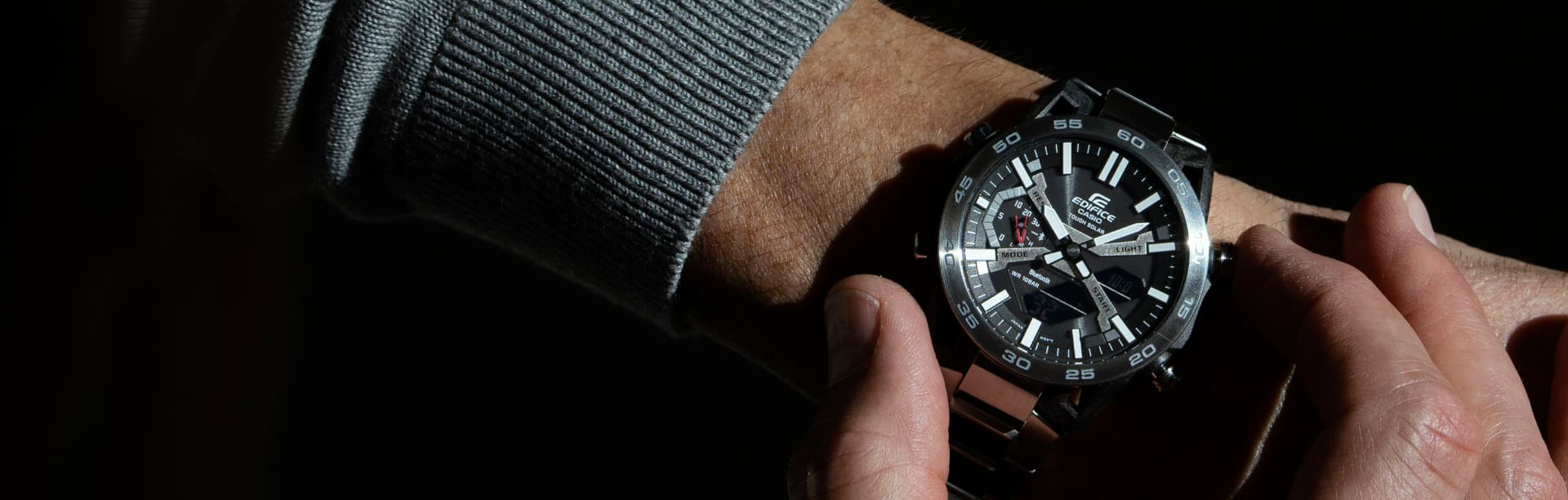 El cronógrafo EDIFICE con brazalete de acero inoxidable y esfera de color oscuro e índices claros