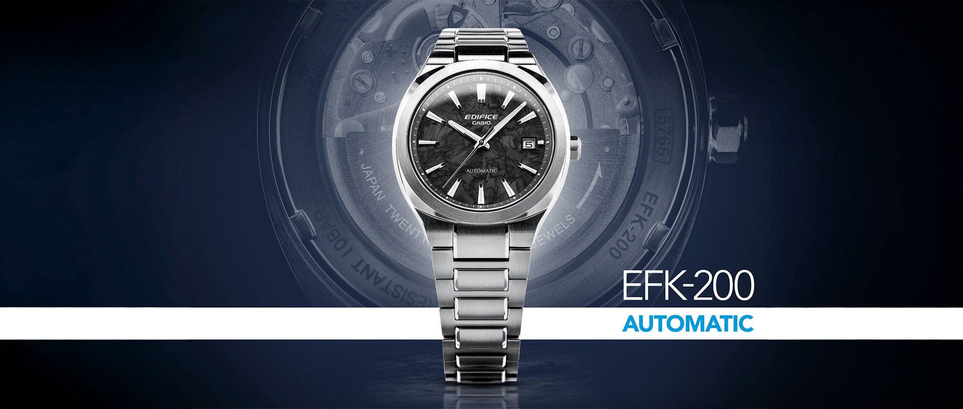 Primer plano de un reloj analógico plateado con esfera negra de Edifice; al fondo, el mecanismo automático del EFK-200. El texto complementa la imagen: EFK-200 Automatic