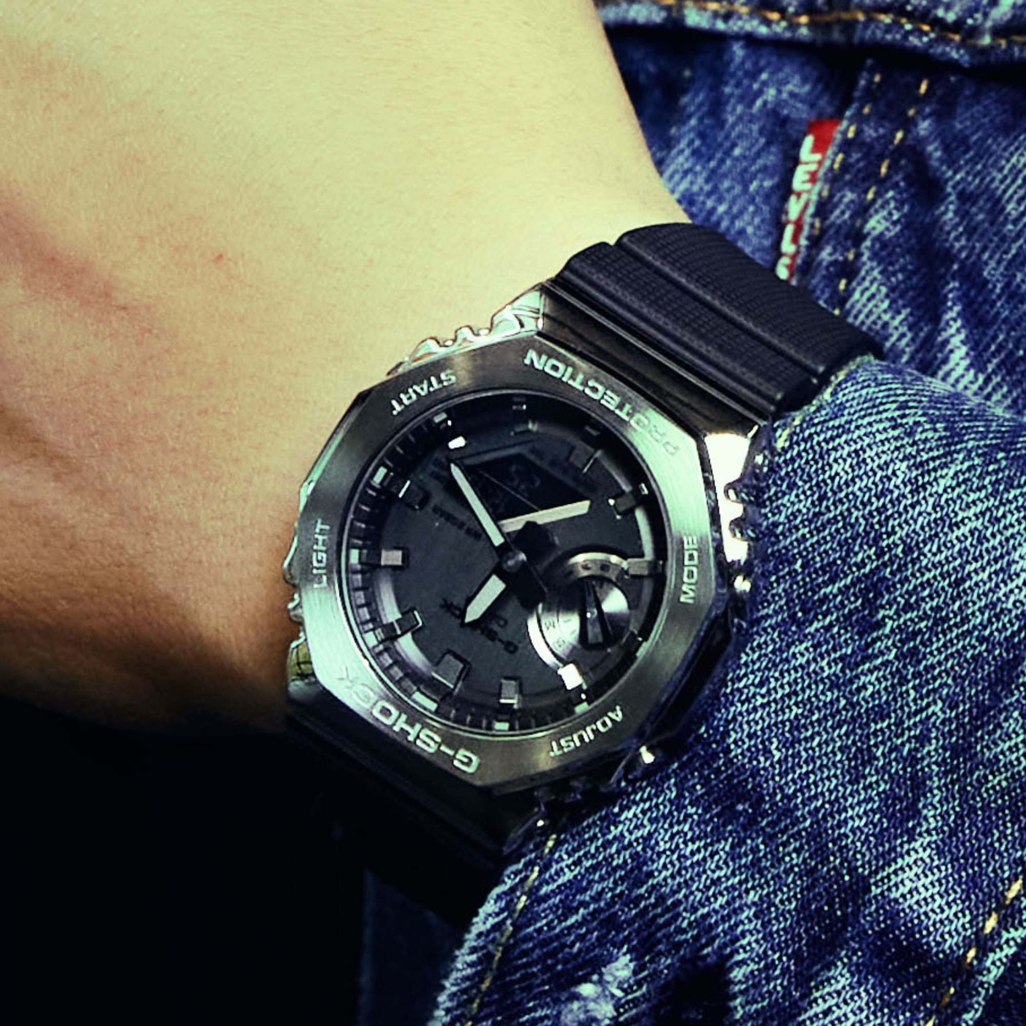 El modelo GM-2100-1AER de G-SHOCK con bisel metálico en la muñeca