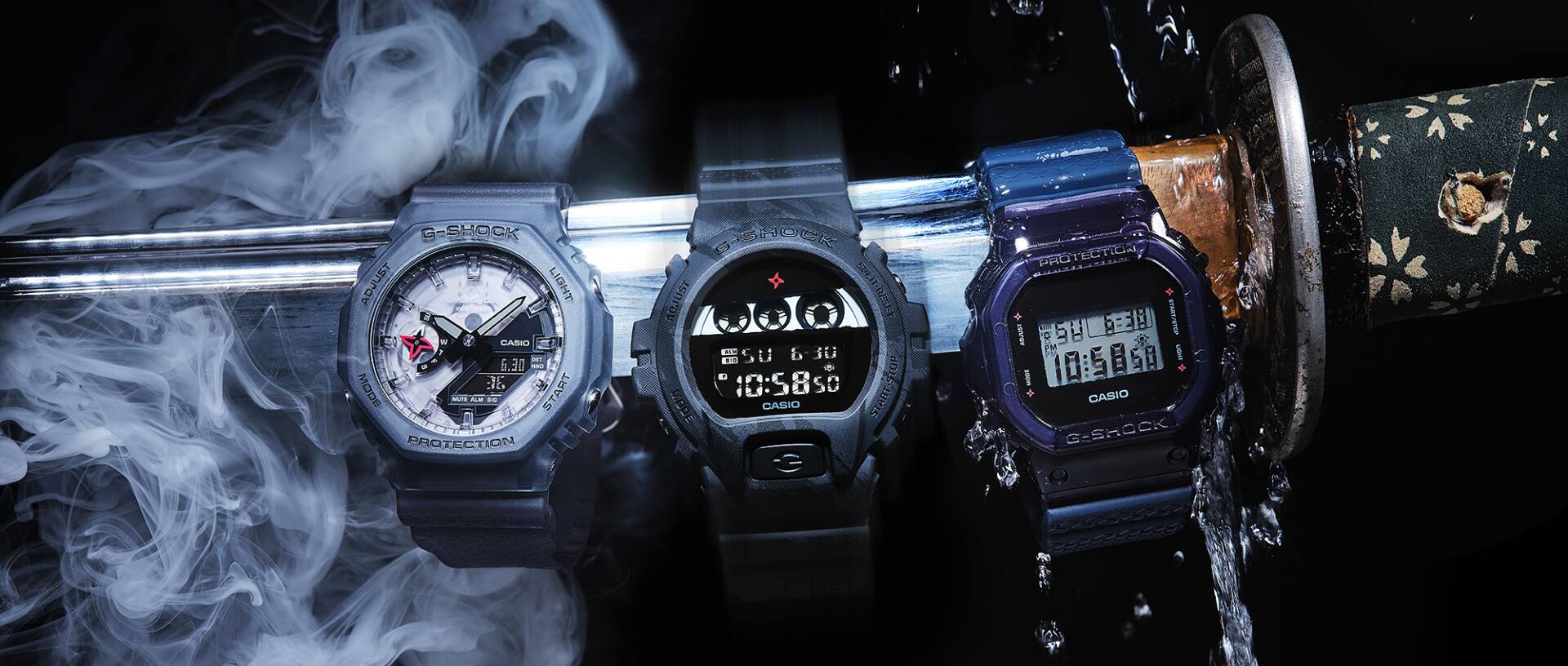 Los tres modelos especiales NINJA de G-SHOCK se montan uno junto al otro en una espada samurái