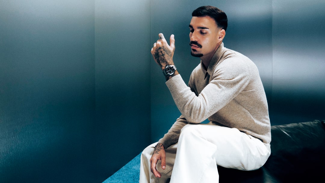 Rels B mira a su G-SHOCK en su muñeca.