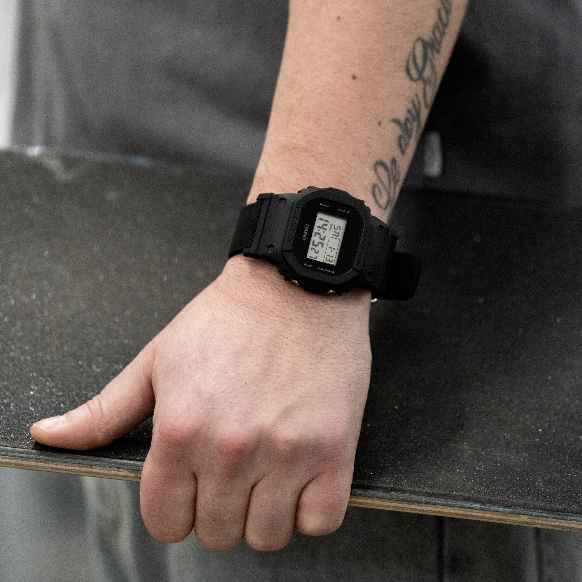 El G-SHOCK DW-5600BCE-1ER negro en la muñeca