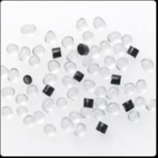 Vista detallada de los gránulos de uretano transparentes y negros