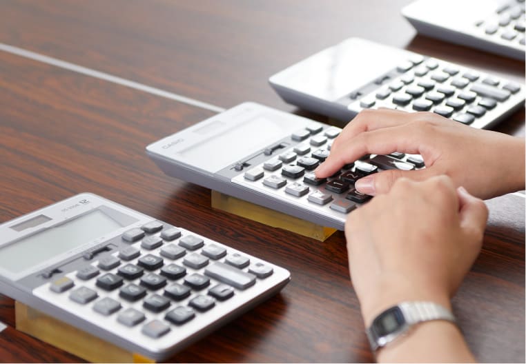 Several calculators in the test with different elevations set up next to each other