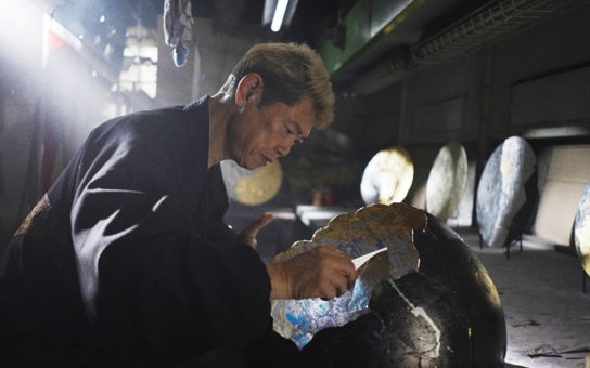 Hiroto Rakusho working on the traditional metal leaf technique that inspired the surface texture of the MRG-B2100HR.