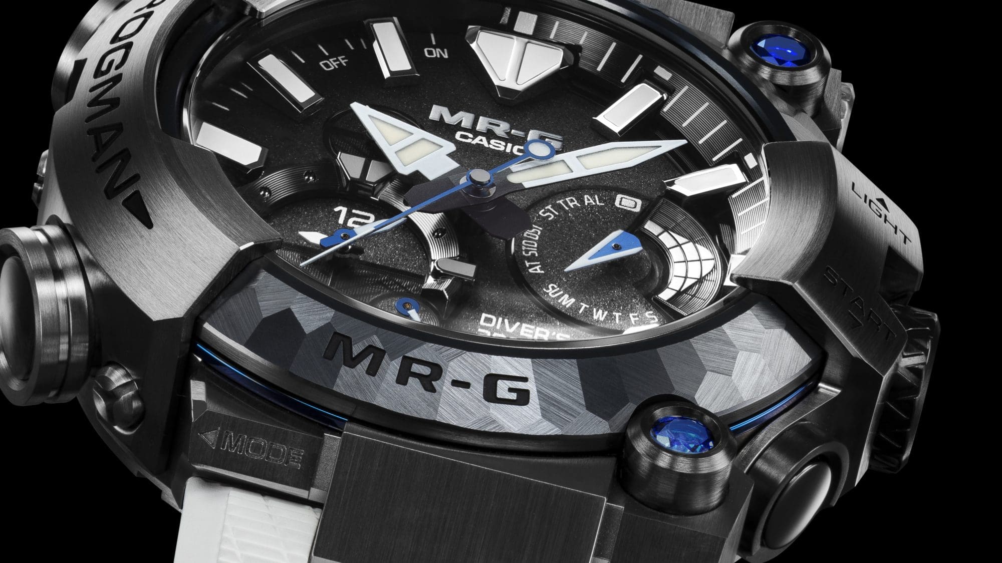 Close-up of the silver-coloured bezel of the exclusive MRG-BF1000EB with a faceted finish