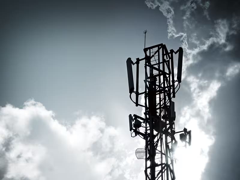 Ein GPS-Mast mit Wolken im Hintergrund