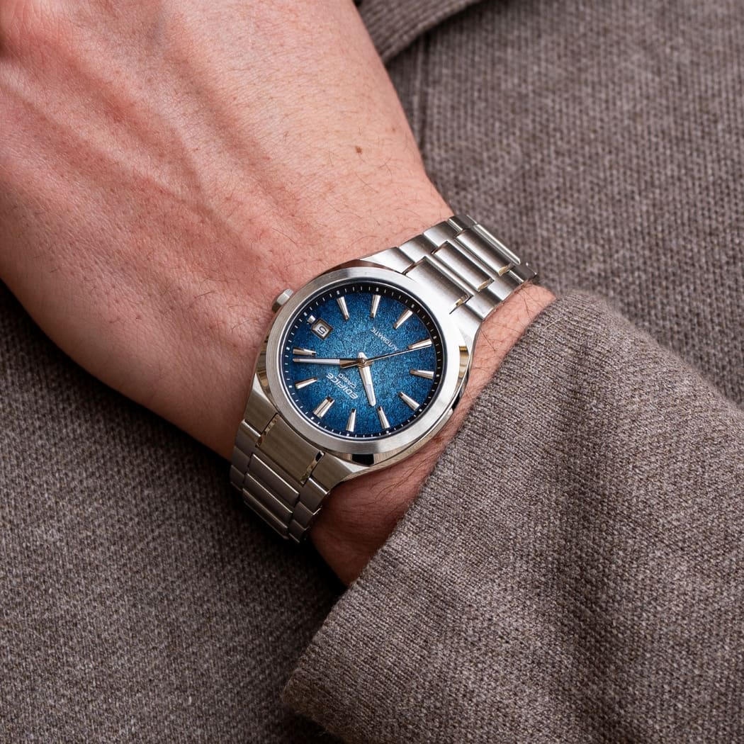 La montre automatique argentée EFK-200 d'EDIFICE, avec un cadran bleu.