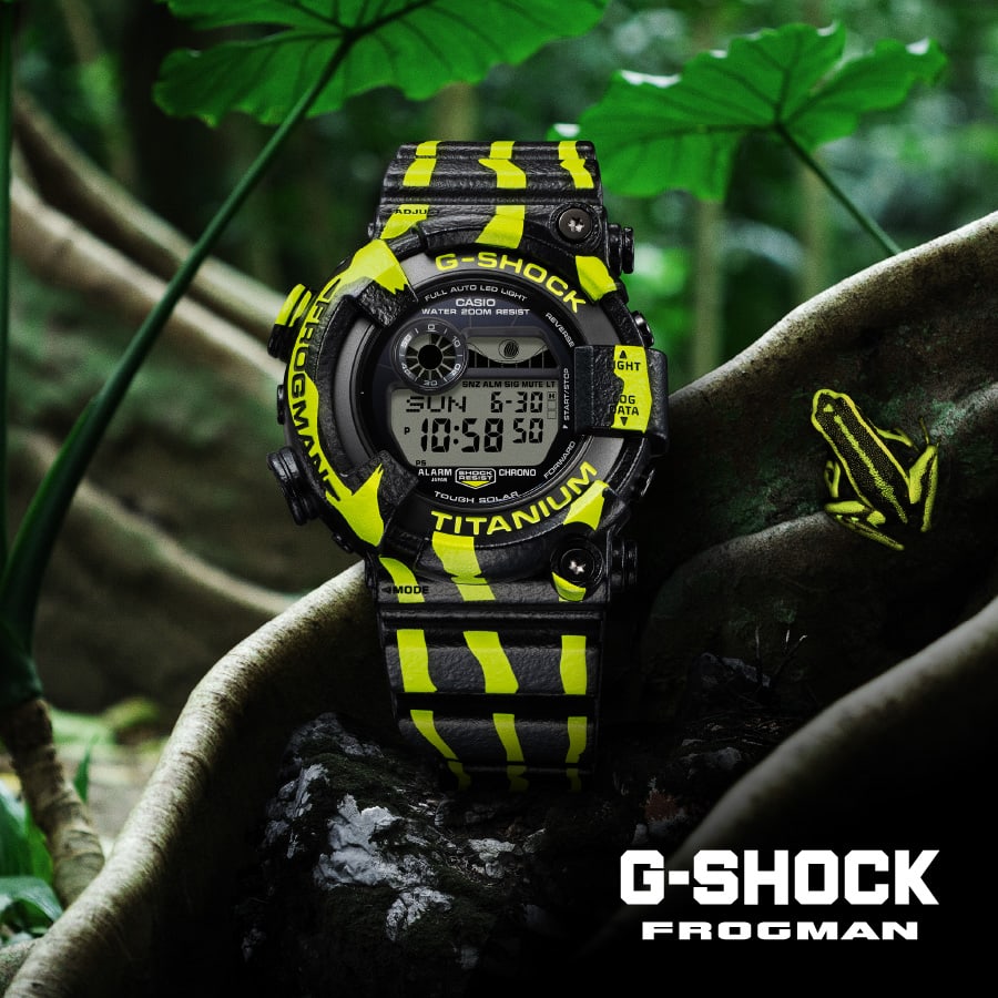 La montre numérique GW-8200TPF, avec ses rayures jaunes fluo et noires, devant une jungle. Lien vers la page détaillée du produit.