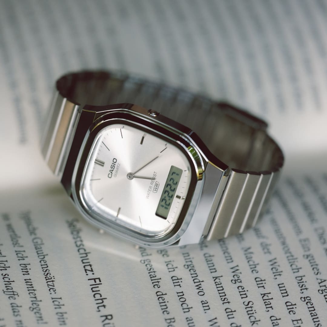 Collage de quatre images : calculatrice, montres et piano numérique CASIO, lien vers l'inscription à la newsletter CASIO