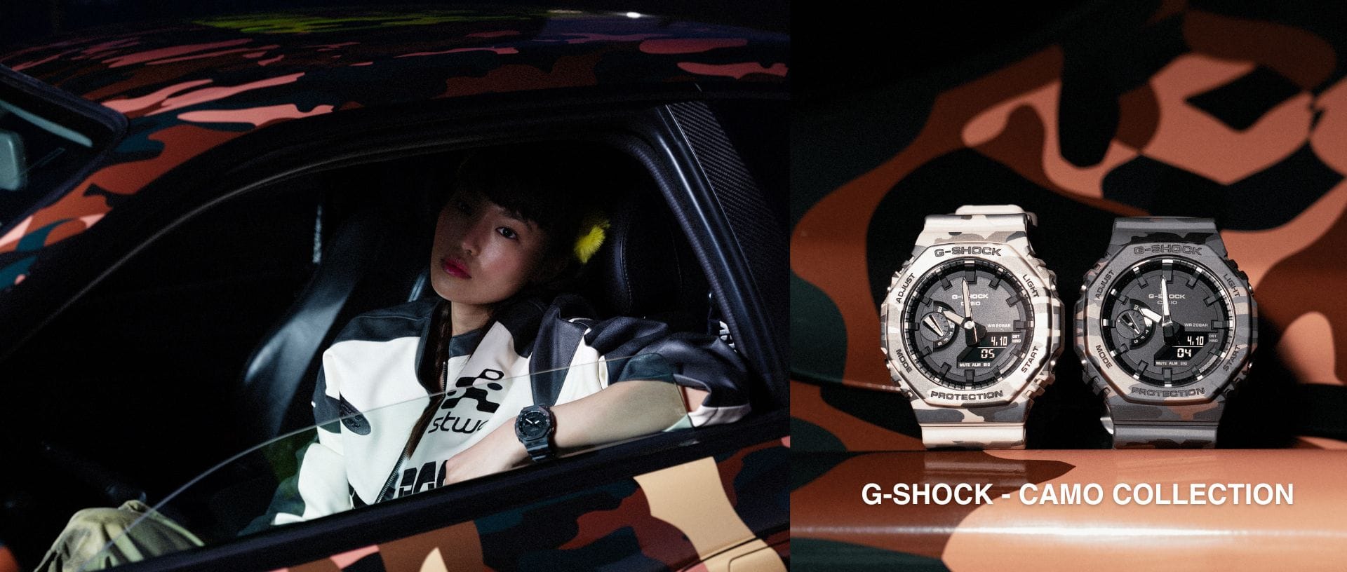 Deux femmes sont assises dans une Nissan Skyline recouverte d'autocollants camouflage et regardent par les vitres. Au poignet, elles portent des montres G-SHOCK arborant le même motif..