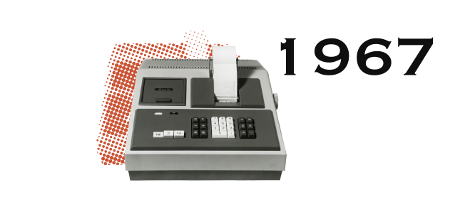 1967 : Calculatrice anguleuse à imprimante de CASIO en gris foncé avec touches blanches et noires.