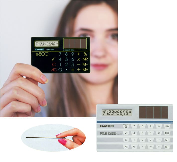 Une femme tient la calculatrice noire et fine « SL-800 » de CASIO devant la caméra, devant laquelle on peut voir la calculatrice de profil et en blanc.