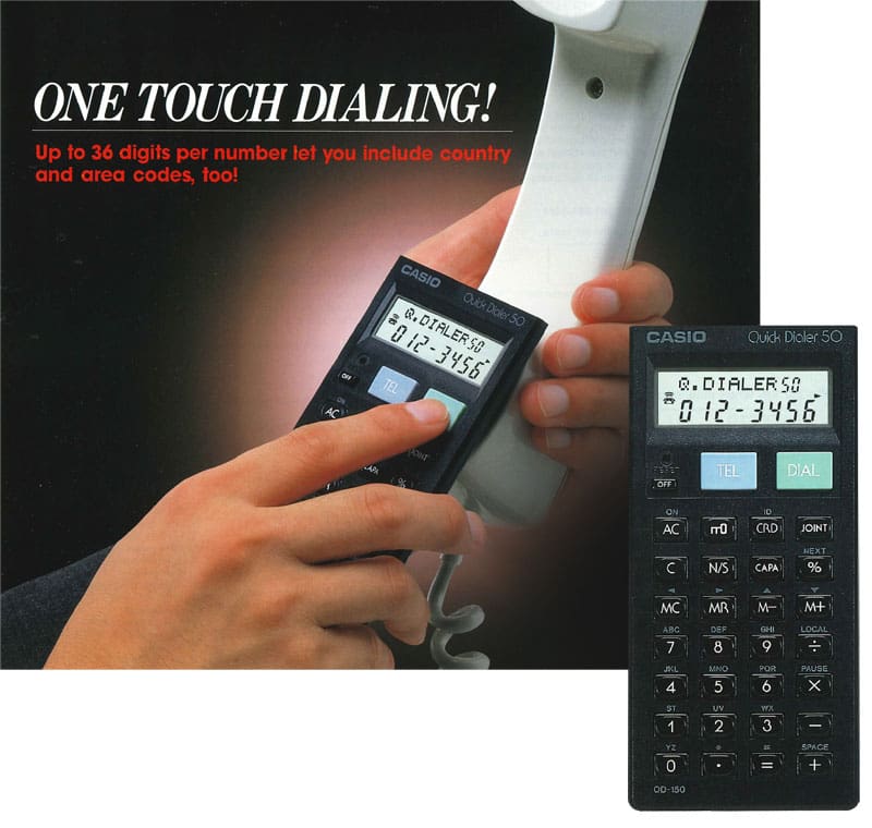 Une calculatrice compacte noire est tenue contre un téléphone blanc.