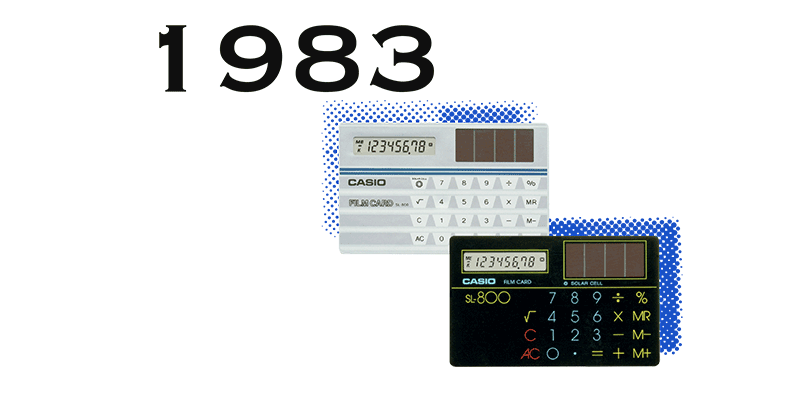 1983 : Deux calculatrices rectangulaires en noir et blanc avec un petit panneau solaire à côté de l'affichage numérique.