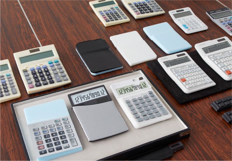 Plusieurs prototypes de calculatrice ergonomique côte à côte
