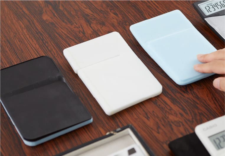 Plusieurs prototypes de calculatrice ergonomique côte à côte