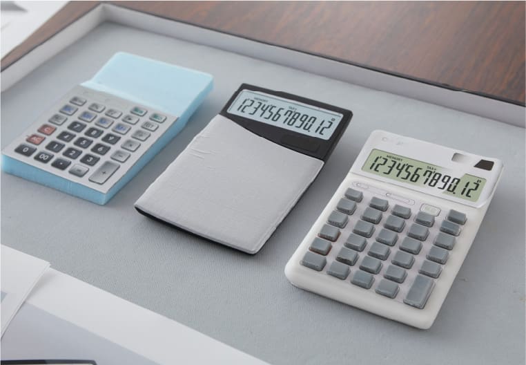 Plusieurs prototypes de calculatrice ergonomique côte à côte