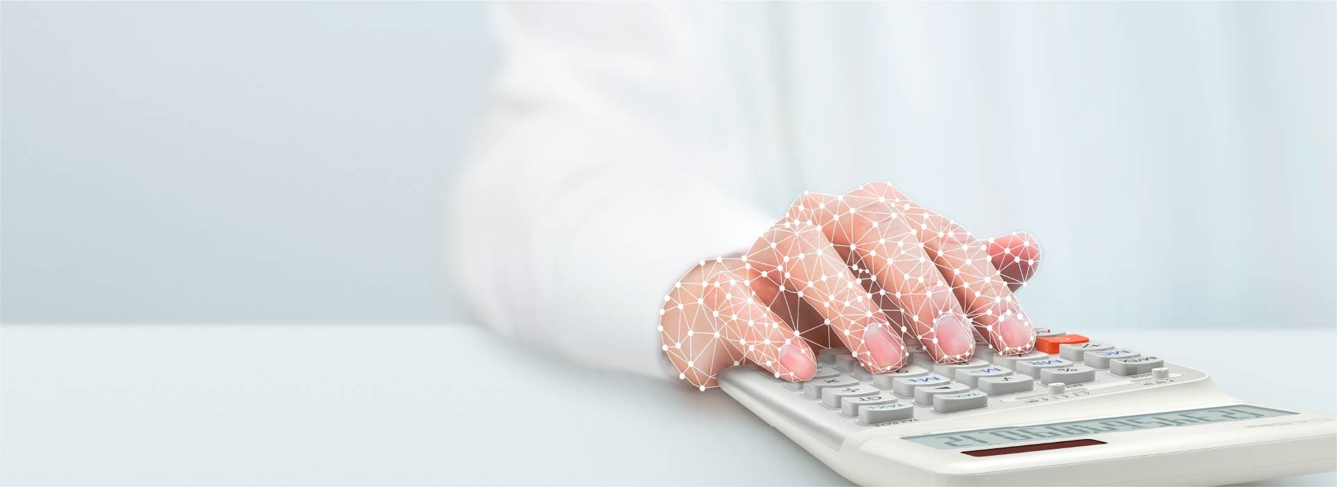 La calculatrice ergonomique grise de CASIO sur une table, sur laquelle une main montre la position ergonomique au moyen de lignes.