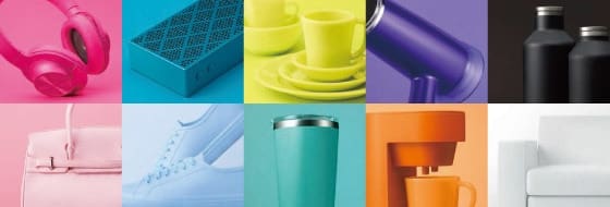 Différents produits en couleur : des écouteurs aux chaussures de sport en passant par une tasse à café ; lien vers les calculatrices colorées de CASIO.